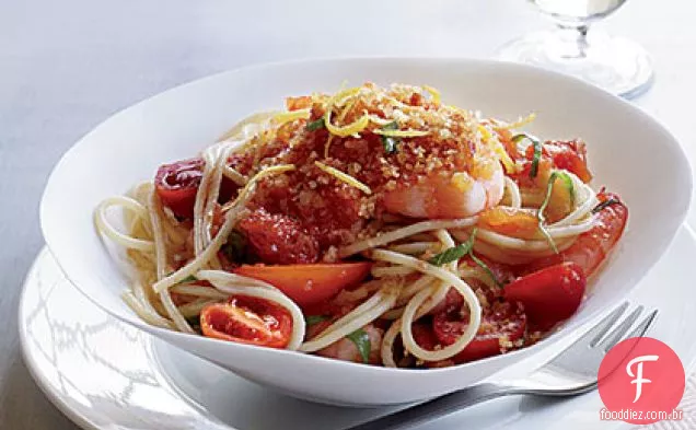 Spaghettini com camarão, tomate e migalhas de Chile