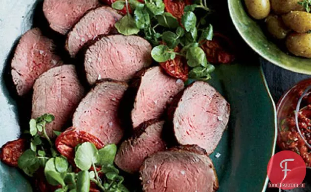 Carne assada com molho de tomate assado no forno