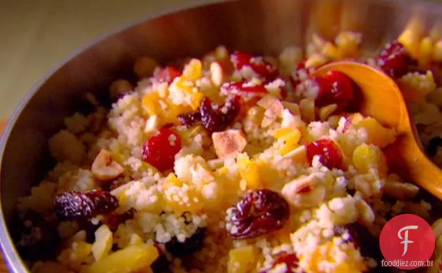 Cuscuz doce com nozes e frutas secas