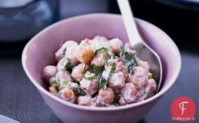 Salada de grão de bico com especiarias indianas com iogurte e ervas