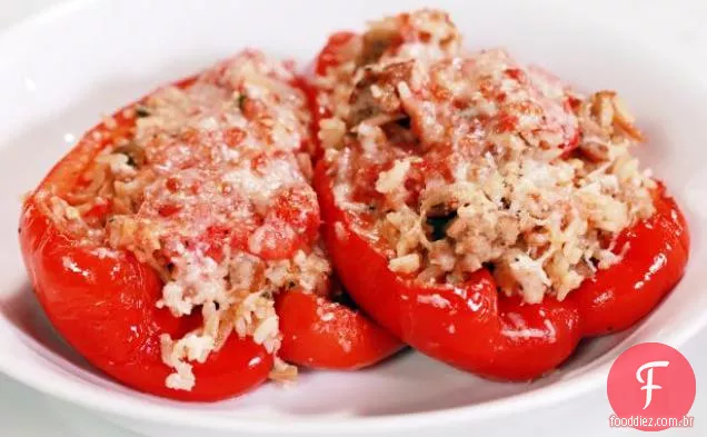 Pimentos recheados com almôndegas quebradas e arroz