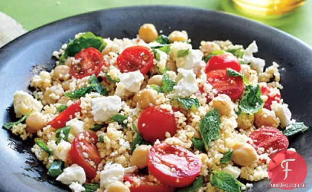 Salada de cuscuz com grão de bico
