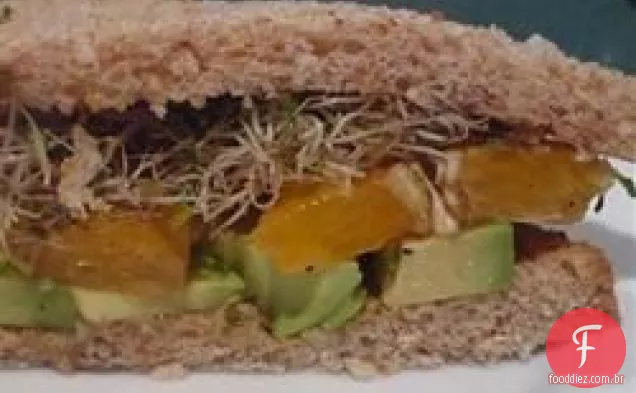 Sanduíche de abacate e laranja