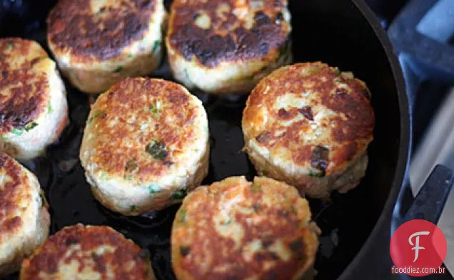 Bolos de batata e salmão selvagem com gengibre e cebolinha