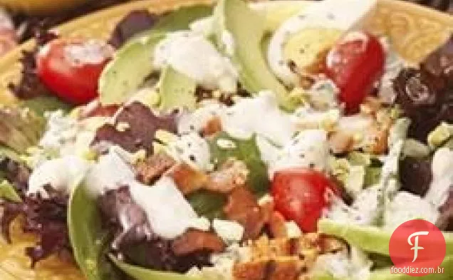 Salada de frango grelhado, tomate e verduras para bebês com queijo azul