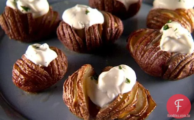Alho Hasselback batatas com creme azedo Herbed