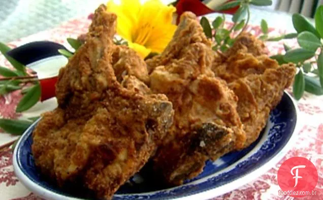 Senhora e filhos frito costeletas de porco
