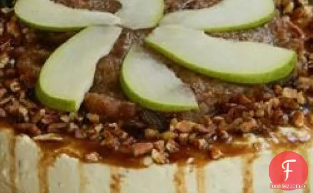 Cheesecake de queijo azul saboroso com compota de pêra cereja e esmalte balsâmico cereja