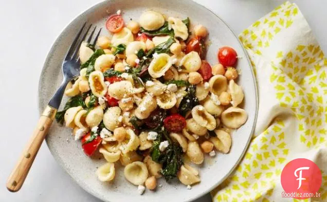 Orecchiette com verduras, grão de bico e ricota Salata