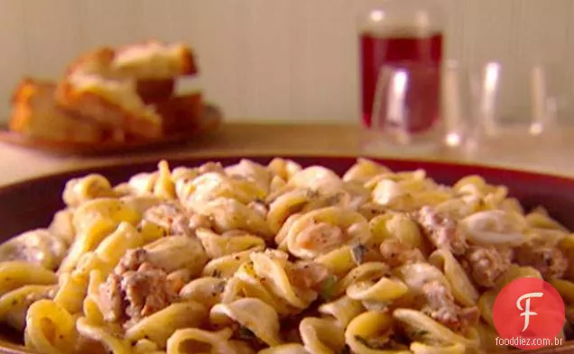 Orechiette com salsicha, feijão e Mascarpone