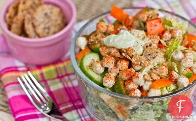 Salada De Grão De Bico Com Molho De Abacate Tahini