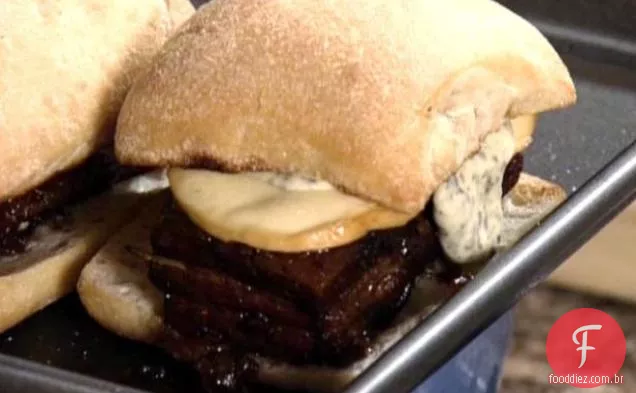 Sanduíche de barriga de porco refogado com pesto Mayo