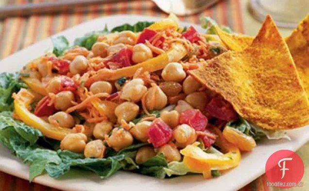 Grão de bico-salada de legumes com molho de iogurte Curried