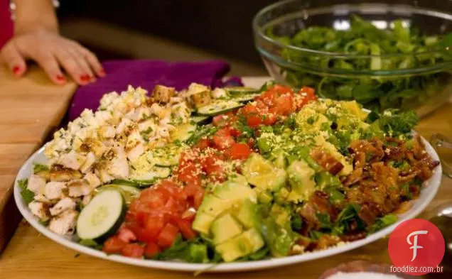 Salada Cobb com vinagrete de queijo azul