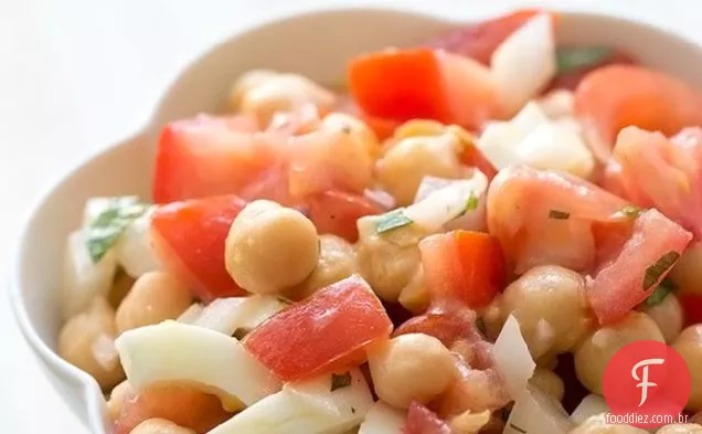 Grão de bico (grão de bico) e salada de tomate
