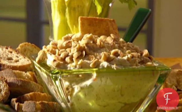 Queijo macio de azeitona e alho espalhado com baguete de grãos inteiros