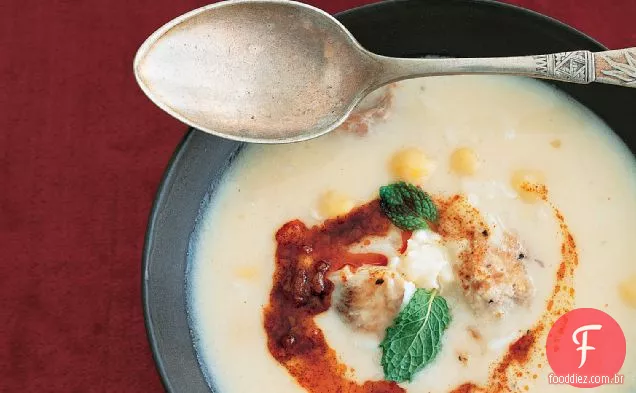 Sopa de iogurte turco com frango, grão de bico e arroz
