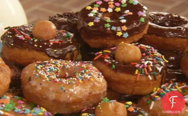 Donuts e furos enlatados da massa do biscoito