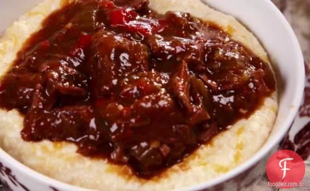 Carne cozida de Laila com grãos de queijo cremoso