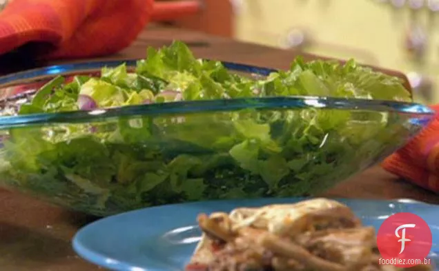 Frigideira de trigo integral lasanha e salada de escarola