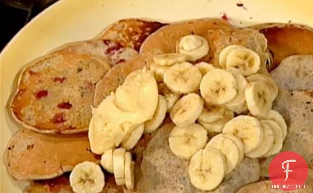 Panquecas azuis de milho e mirtilo com manteiga de laranja e mel e xarope de bordo de canela
