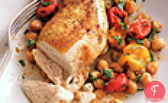 Peitos de frango assados com feijão de Garbanzo, tomate e páprica