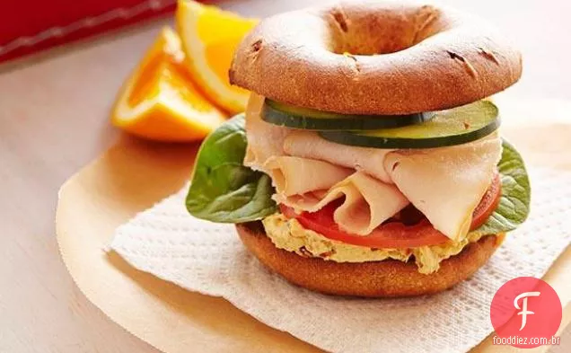 Hummus cremoso e Sanduíche de peru defumado