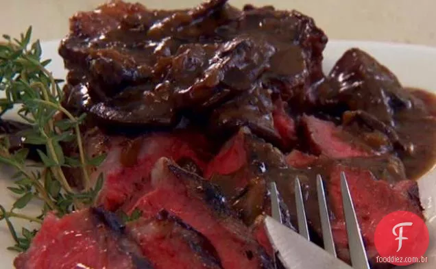 Bifes de olho de costela com molho de cogumelos