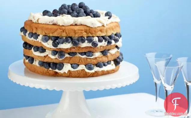 Bolo de creme italiano de Billie com mirtilos