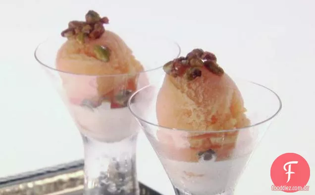 Sorvete de tangerina com creme de baunilha e pistache cristalizado
