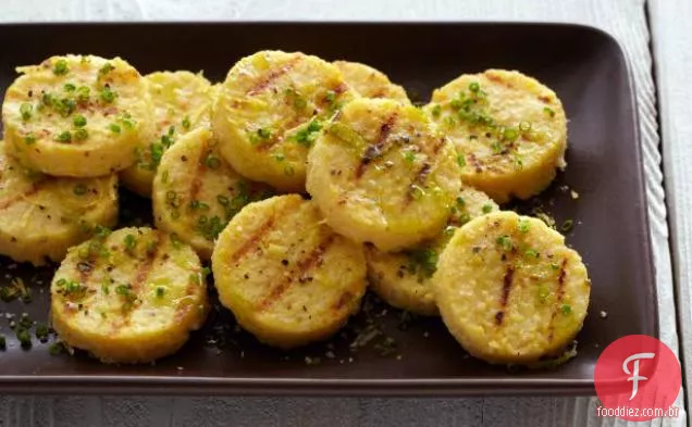 Bolos de polenta de grão de bico grelhados com óleo de Cebolinha e limão