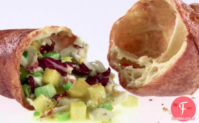 Popovers recheados com caranguejo, abacate e manga salada picada