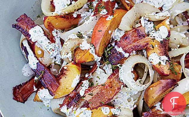 Salada de pêssego grelhado, cebola e Bacon com molho de leitelho