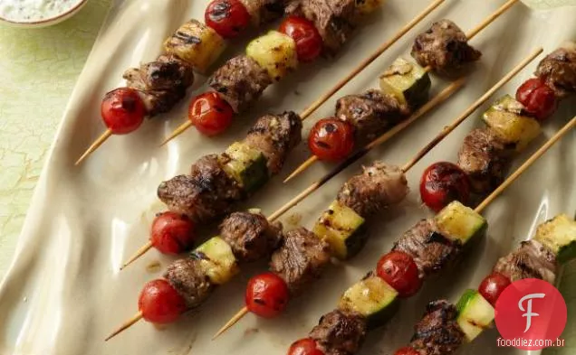 Kebabs de cordeiro grelhados com tomate, abobrinha e molho de iogurte