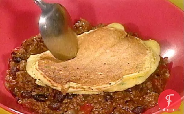 Chili de carne e feijão preto com bolos de milho de cebola verde