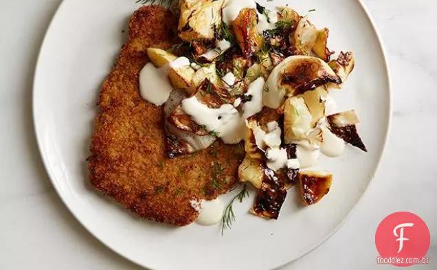 Costeletas de porco à milanesa com maçã quente-repolho Slaw