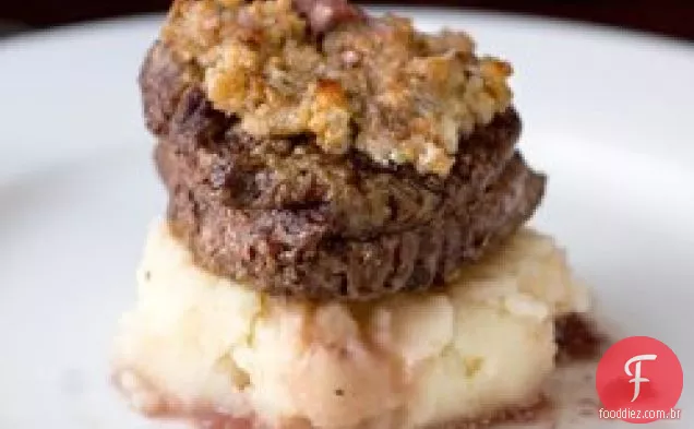 Queijo azul Crusted Filet Mignon com molho de Vinho do Porto