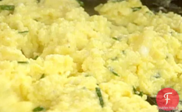 Ovos creme com queijo irlandês e cebolinha
