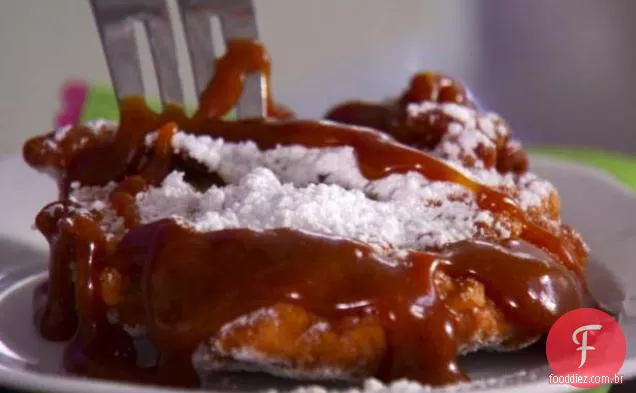 Beignets de maçã com manteiga-molho Bourbon