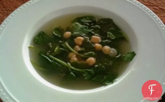 Sopa simples de espinafre e grão de bico com manjericão e limão