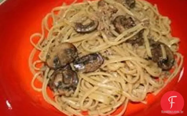 Linguine com molho de Molusco e cogumelos Portobello bebê