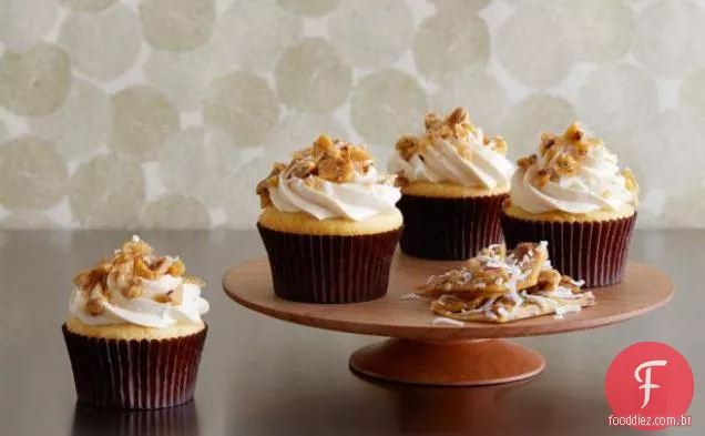 Cupcakes de caramelo salgados com coco Pecan Crumble quebradiço e caramelo creme de manteiga Suíço