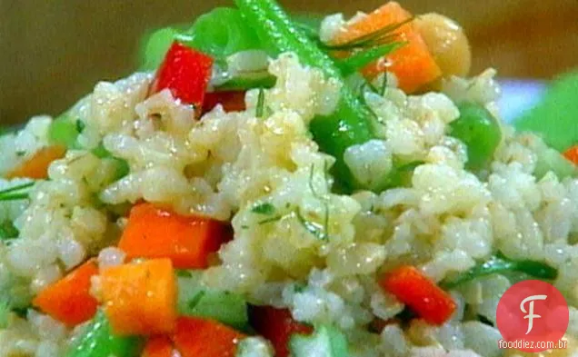 Saladas de arroz vegetal com feijão