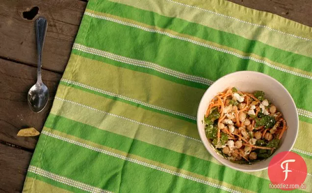 Salada de grão de bico com cenoura, nozes e queijo Feta Francês