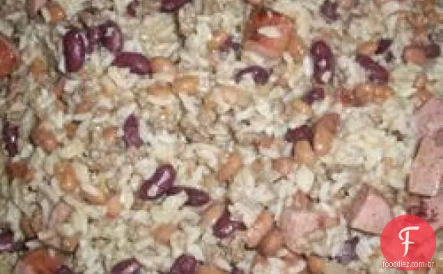 Carne moída e salsicha em feijão vermelho e arroz