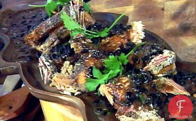 Peixe frito chinês com molho de feijão preto picante