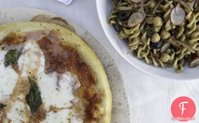 Margherita Pizza Com Salada De Macarrão Pesto