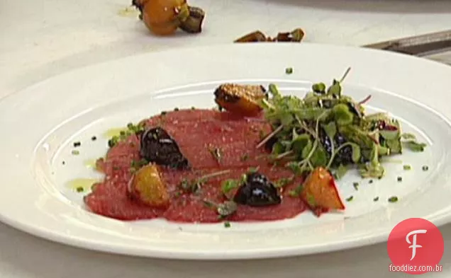 Carpaccio de atum com beterraba assada e azeite prensado com citrinos