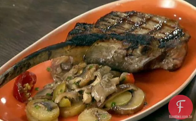 Costeleta de vitela grelhada com alevinos, cogumelos e pimentão cereja