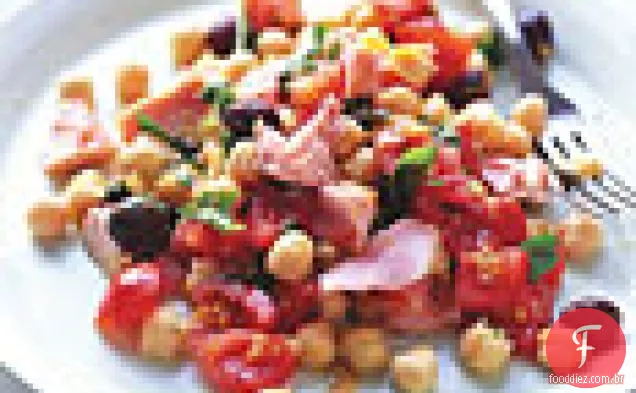 Salada de salmão fresco com grão de bico e tomate